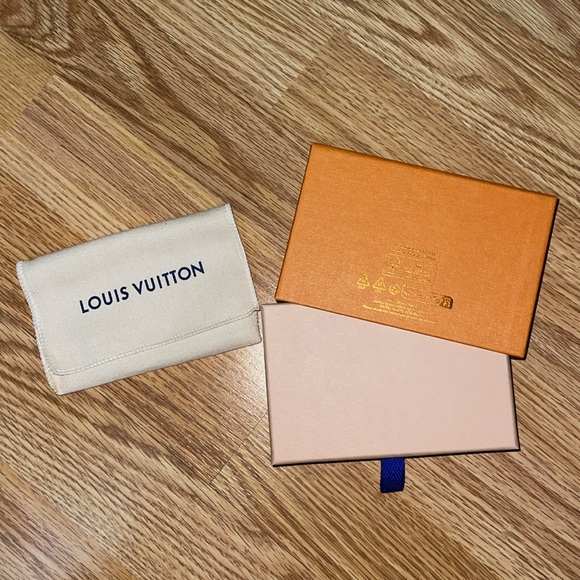 Louis Vuitton Gift Box & Cloth - Picture 3 of 4